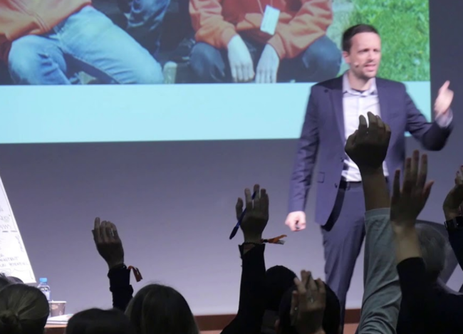 un génie de la facilitation en action