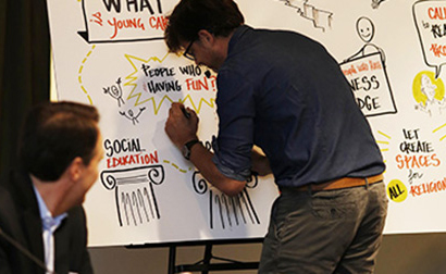 Montrer la posture d'un facilitateur graphique en action